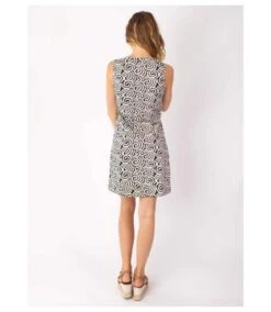 Robe Courte En Coton MARLA Sans Manches Imprimé Africain Coton Du Monde 7 Robe Courte En Coton MARLA Sans Manches Imprimé Africain Coton Du Monde -BelleTendance Soldes Boutique 5C6E789B2641FF1B1A5DC25800B16B24BC706363B5E3B3CCDD464E31C5D91CA8