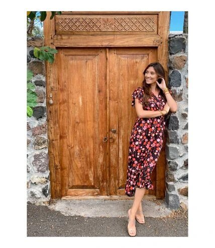 Robe Longue à Volants KENDRA Imprimé Fleurs De Cerisier Noir Coton Du Monde 2 Robe Longue à Volants KENDRA Imprimé Fleurs De Cerisier Noir Coton Du Monde – Image 2